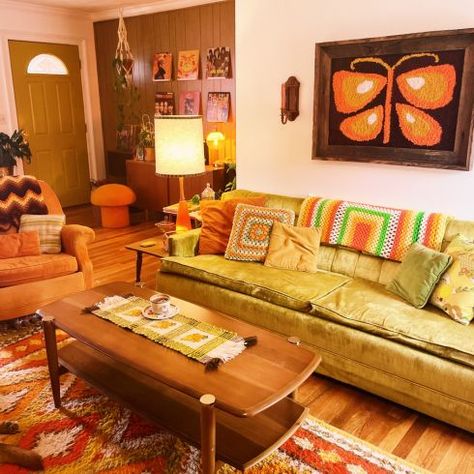 Green Retro Living Room, 60s Living Room Aesthetic, 70s Decor Aesthetic, 70s Boho Living Room, Vintage 70s Living Room, 70s Aesthetic Living Room, 70s Home Decor 1970s Interior Design, 70s Living Room 1970s Interior, 1970s Aesthetic Home