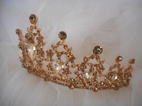 Gold Tiara Aesthetic, Quince Tiaras Gold, Golden Crown Aesthetic, Gold Crown Aesthetic, Notion Photos, Bueaty And The Beast, Sweet 16 Crowns, Quince Crown, Beauty And The Beast Quince