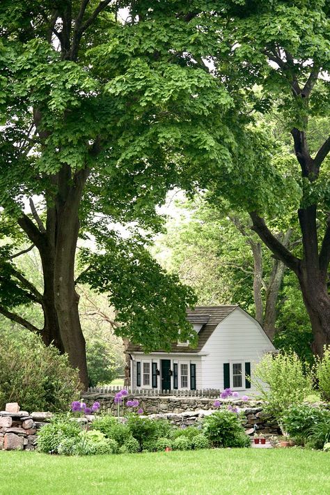 Scenes from Spring in Bristol, Rhode Island - New England Today Farm House Decorating, Farming House, Bristol Rhode Island, New England Aesthetic, Find Your Peace, Rural Retreats, New England Homes, Little Cottage, Rhode Island