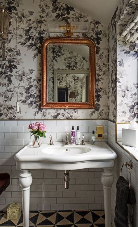 English Bathroom, Wallpaper Interiors, Romantic Interior, Cotswolds Cottage, Small Bathroom Renovations, Look Wallpaper, English Interior, Small Bathroom Renovation, Ivy House