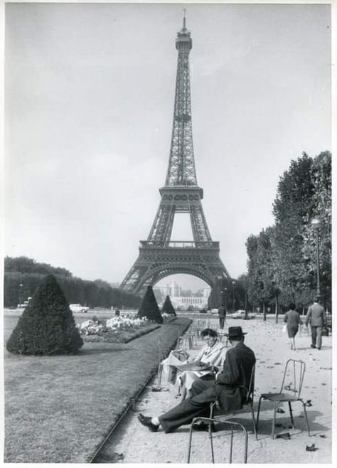 Paris Old Photo, Paris Old Aesthetic, Black And White Photography City, Paris Black And White Photography, Vintage Black And White Aesthetic, Paris City Photography, Black And White Old Photos, Vintage Aesthetic Black And White, Black And White Vintage Photos