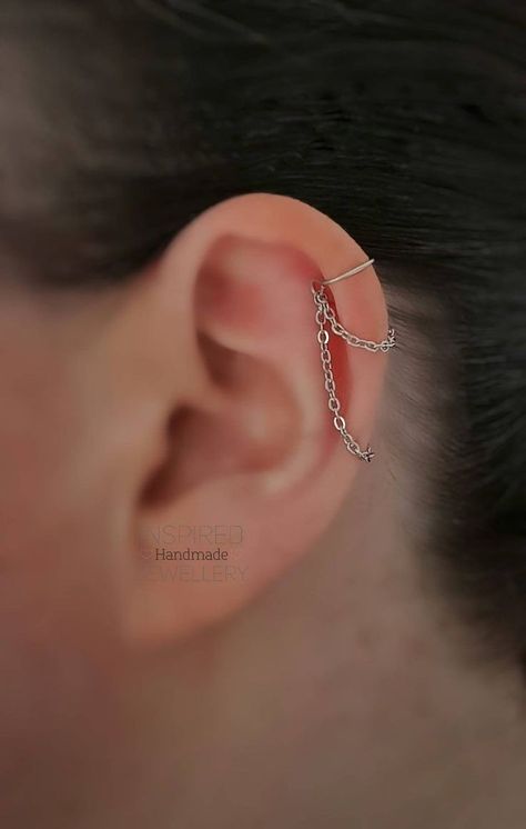 Fake Helix Piercing, Piercings Bonitos, Cartilage Ear Cuff, Cool Ear Piercings, Pretty Ear Piercings, Cool Piercings, Fancy Jewellery Designs, Body Jewelry Piercing, Ear Wrap