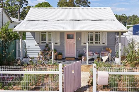 A gorgeous Australian cottage garden makeover Native Cottage Garden, Australian Cottage, Propagate Rosemary, Espalier Fruit Trees, Staining Deck, Old Fences, Australian Garden, Garden Makeover, Big Plants