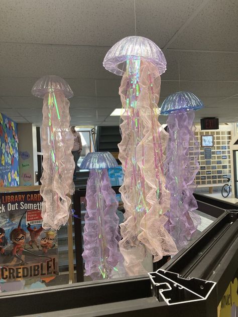 Jelly Fish Birthday Decor, Jelly Fish Room Decoration, Seacore Aesthetic Room, Jellyfish Decor Diy, Jellyfish Ceiling Decor, Jelly Fish Room Decor, Mermaidcore Aesthetic Room, Ocean Core Room Decor, Jellyfish Lamp Diy