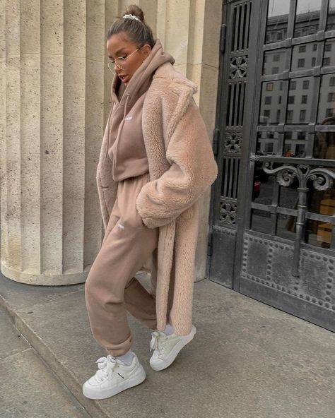 E S pe Instagram: „this fit is like it looks - pretty cosy& I love it.” Beige Teddy Coat Outfit, Womens Tracksuit Outfit, Blazer Smart Casual, Model Mouth, Beige Coat Outfit, Tracksuit Outfit Women, Casual Women Outfits, Teddy Coat Outfit, Fashion Trench Coat