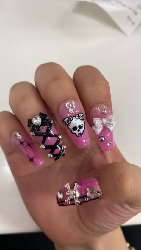 Pink And Black Nails Design Simple, Character Art On Nails, Hot Pink Goth Nails, Skelanimals Nails, Y2k Pink And Black Nails, 0.5 Nail Pics, Nail Inspo 2000s, Monster High Acrylic Nails, Monster High Quinceanera