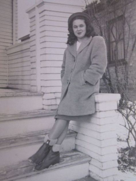 1940s womans winter fashion style #1940s #1940swinter #1940sfashion #1940swoman #1940swinterfashion #1940sstyle #vintagephoto #vintageimage 1940s Winter Fashion, Malory Towers, Vintage Winter Fashion, Wwii Women, Fashion 60s, 1940s Woman, Fashion 80s, Vintage Blog, Winter Images