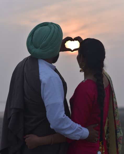 Sardar Sardarni Couple Hd, Couple Punjabi Dp, Panjabi Cupple Pic, Punjabi Couples Pics, Sardar Sardarni Couple, Sardar Couple, Traditional Shoot, Punjabi Aesthetic, Amanda Oleander