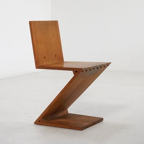 Gerrit Rietveld Zig Zag chair by G.A.v.d. Groenekan, The Netherlands 1960s | #258145 Zig Zag Chair, Rietveld Chair, Furniture Websites, Crate Desk, Crate Table, Gerrit Rietveld, Blue Chair, Zig Zag, Vintage Design