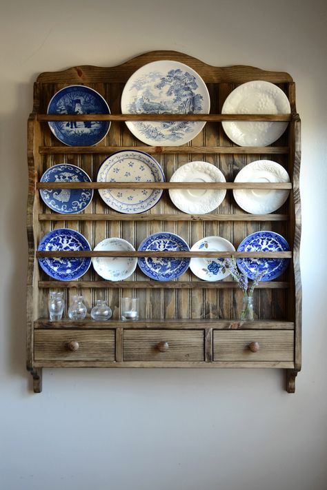 White Country Kitchen, Wooden Plate Rack, Plate Rack Wall, Country House Kitchen, Dish Display, Wall Storage Unit, Plate Rack, Dream Kitchens Design, Bead Board