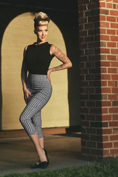 Vintage High Waisted Trousers, Sailor Pants, Jeans 50s Judy Capri Pants in Black and White Gingham £26.16 AT vintagedancer.com Mode Rockabilly, Rockabilly Mode, 50s Outfits, Retro Pants, Gingham Pants, Rockabilly Outfits, Pin Up Outfits, Pinup Couture, Look Retro