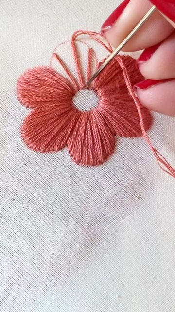 Embridory Design, Hand Stitch Embroidery, Embroidery Stitches Flowers, Pola Manik, Pola Bordir, Embroidery Lessons, Hand Embroidery Patterns Flowers, Diy Embroidery Patterns, Hand Embroidery Videos