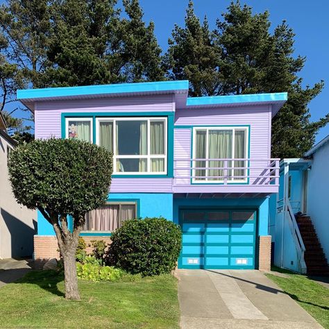 Renee Clark on Instagram: “Another beauty in #dalycity #ipulledoverforthis #ithinkihaveahousecrush #houses_ofthe_world #housesofinstagram #houses_phototrip . . .…” 60s House Architecture, Houses From The 80s, Vaporwave House Exterior, My Pinterest Likes, Multi Color House Exterior, 1960 House Exterior, Artsy Houses Exterior, Mid Century Apartment Building Exterior, Funky House Exterior