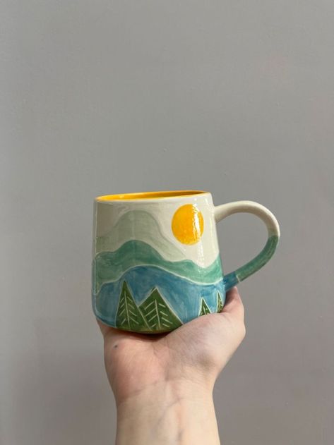 Clay Mugs Painting, Ceramic Mugs Designs, Hand Paint Mug, Painted Pottery Mountains, Mug Painting Ideas Mountains, Cool Mug Painting Ideas, Mug Decoration Ideas, Coffee Cup Pottery Painting Ideas, Easy Hand Painted Mug Ideas