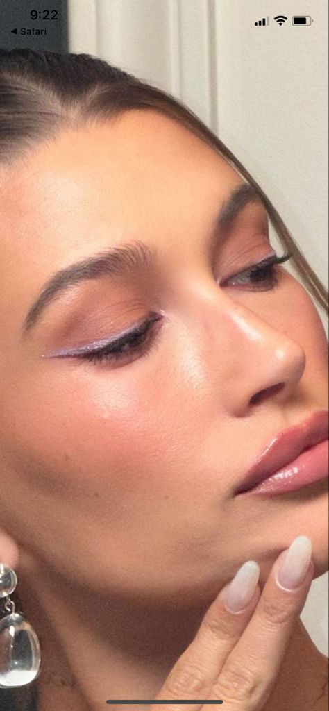 Simple And Elegant Makeup, Subtle Lilac Eye Makeup, Purple Subtle Makeup, Prom Makeup Lilac, Natural Lilac Makeup, Makeup On Lilac Dress, Purple Wedding Makeup For Brown Eyes, Light Purple Makeup Looks Simple, Color Eyeliner Brown Eyes