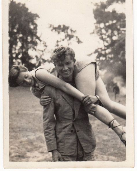 velvey 👼🏻 on Instagram: “Vintage lovers sharing kisses and enjoying the moment ❤️🔐💌” Old Fashioned Love, Vintage Couples, Vintage Romance, Old Love, White Photo, Two People, Vintage Love, Vintage Photographs, Vintage Photography