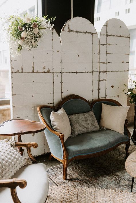 Thrifted Furniture Wedding, Vintage Couches Wedding, Wedding Vignette Ideas, Vintage Furniture For Wedding, Vintage Couch Wedding, Wedding Reception Lounge Area, Wedding Seating Area, Wedding Couch, Events Backdrop