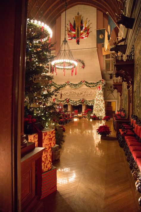 Natal, Christmas Aesthetic Wealthy, Castle Christmas Decor, Royal Christmas Party, Christmas Decor Mansion, Fancy Christmas Aesthetic, Christmas Ballroom, Christmas Mansion, Big Christmas Party