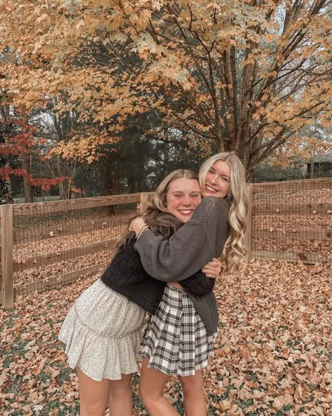 Fall Best Friend Pics, Fall Inspired Pictures, Fall Pumpkin Patch Poses, Fall Pics To Take With Friends, Cute Fall Best Friend Pictures, Cute Pumpkin Patch Pictures Friends, Fall Photoshoot Outfits Friends, Sorority Fall Photoshoot, Fall Photos With Best Friend