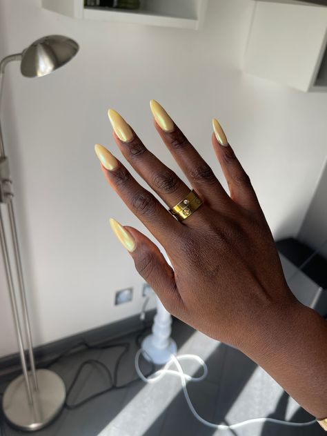 Hailey Bieber Yellow Chrome Nails, Lemon Chrome Nails, Hailey Bieber Yellow Nails, Yellow Chrome Almond Nails, Light Yellow Chrome Nails, Yellow Christmas Nails, Yellow Pearl Nails, Hailey Bieber Nails French Tip, Hailey Bieber Nails Square