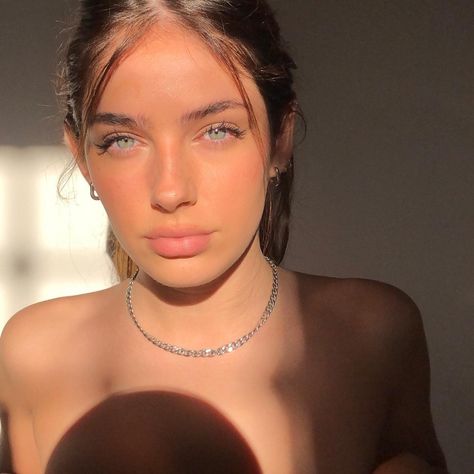 candela gallo (@candegallo) Prettiest Girl, Filipino Girl, Pretty Blue Eyes, Cute Makeup Looks, Academia Aesthetic, Student Fashion, Pretty Eyes, Amazing People, Book Girl