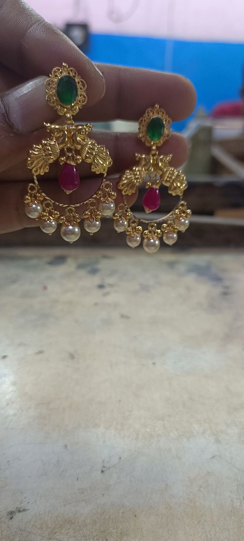 Latest Gold Earrings Designs For Wedding, South Indian Gold Jewellery, 3 Grams Gold Earrings Indian, Gold Buttalu, Gold Jewelry Prom, Simple Necklace Designs, Temple Jewellery Earrings, Gold Earrings Indian, Gold Jhumka Earrings