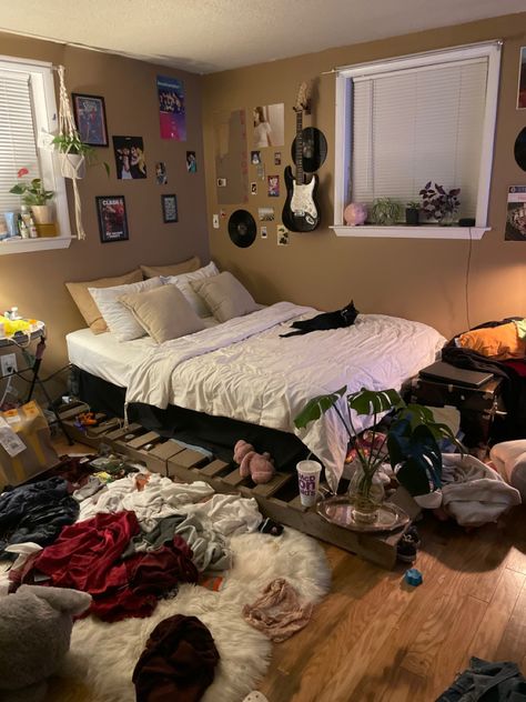 Small Messy Bedroom, Matress Ideas Floor, No Bed Bedroom Ideas, Old Van, Messy Bedroom, Messy Bed, Dirty Room, Home On Wheels, Messy Room