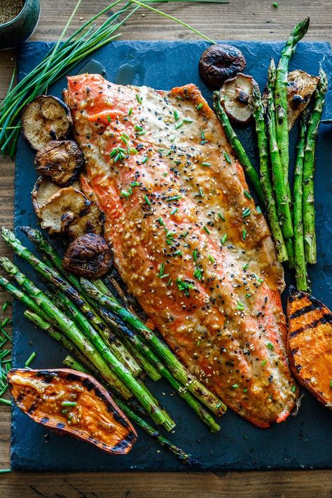 Grilled Salmon Marinade, Whole Salmon Recipe, Summer Salmon Recipe, Salmon Filet Recipe, Pink Salmon Recipes, Sockeye Salmon Recipes, Miso Salmon Recipe, Grill Salmon, Salmon Grilled