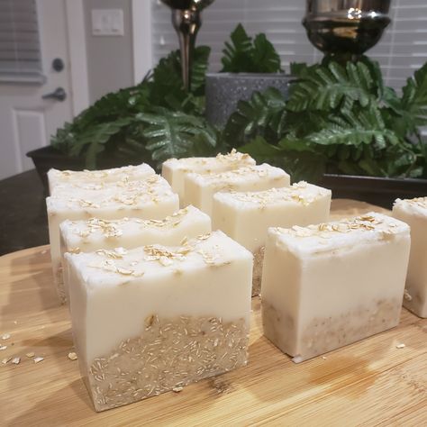 Honey Soap Diy, Diy Goat Milk Soap, Honey Soap Recipe, Beeswax Soap, Milk Baths, Coconut Body Wash, Oat Milk Recipe, Diy Soap Bars, Easy Soap Recipes