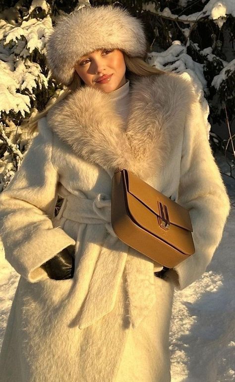 Slavic Girl, Winter Outfits Snow, Russian Clothing, Winter Princess, Winter Travel Outfit, Snow Outfit, Winter Fashion Outfits Casual, Princess Outfits, Russian Fashion