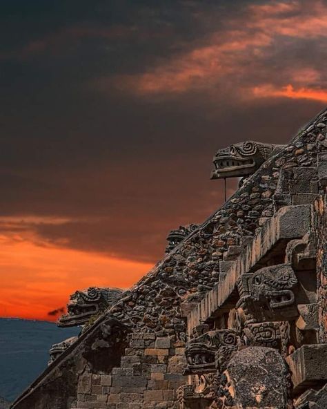 Graham Hancock, Ancient Mexico, Career Photos, Ancient Astronaut, Mayan Art, Between Two Worlds, South Of The Border, Aztec Art, Building Art