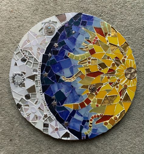 Sun And Moon Mosaic Patterns, Sun Moon Mosaic, Glass Tile Mosaic, Glass Mosaic Art Ideas Easy, Round Mosaic Designs, Mosaic Designs Easy, Simple Mosaic Patterns, Garden Mosaic Projects, Broken Glass Mosaic