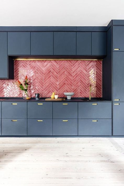 Pink Organic Modern, Kitchen Wall Tiles Design, Dark Blue Kitchens, Kitchen Vibes, Kitchen 2024, Colourful Kitchen, Kitchen Ideas Dark Cabinets, Kitchen Ideas Dark, Blue Kitchen Cabinets