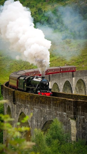 Glenfinnan Viaduct, Steam Engine Trains, Train Art, Old Trains, Hogwarts Express, Train Pictures, Steam Trains, Inverness, Train Tracks