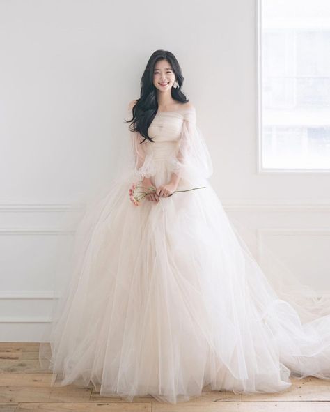 Iu Wedding Dress, Wedding Dresses Korean Brides, Korean Engagement Dress, Wedding Korean Dress, Korean Style Wedding Dress, Wedding Dresses Korean Style, Korean Wedding Dress Elegant, Korean Wedding Dress Gowns, White Dress Korean Style