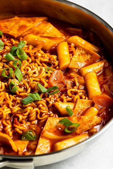 Korean Rabokki, Tteokbokki Rice Cakes, Cheesy Tteokbokki, Korean Tteokbokki, Spicy Korean Food, Korean Fish Cake, Asian Appetizers, Gochujang Sauce, Popular Dishes