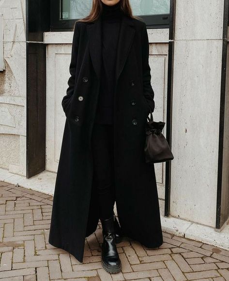 Moda para invierno ❄️ Fall Fashion Coats, Dark Academia Fashion, Long Black Coat, Academia Fashion, Stil Inspiration, Mode Ootd, Looks Black, Ținută Casual, Modieuze Outfits