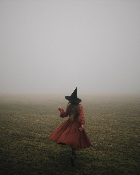 Witch Photos, Autumn Witch, Cottage Witch, October Autumn, Witch Costumes, Halloween Photography, Witch Girl, Autumn Magic, Halloween Photoshoot