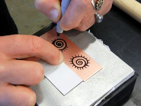 Etching copper metal: add details to your design with Sharpie pens before etching. Metal Etching Ideas, Metal Etching Diy, Metal Etching Tutorial, Copper Jewelry Tutorial, Etched Copper Jewelry, Etched Metal Jewelry, Copper Jewelry Diy, Etching Diy, Copper Wire Crafts