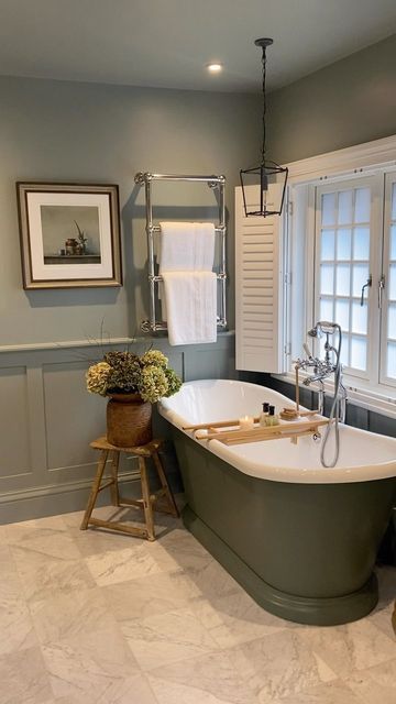 Country House Bathroom, Country Cottage Bathroom, Cosy Bathroom, Old Pots, Country Style Bathrooms, Cottage Style Bathrooms, Cottage Bathroom Ideas, New House Bathroom, Country House Interior