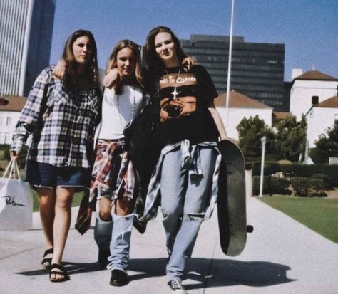 grunge Grunge 1990s, Grunge Kids, Indie Outfits Grunge, Grunge Outfits 90s, 1990 Style, Moda Grunge, Summer Grunge, Look Grunge, 90s Trends