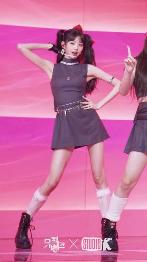 Kpop Dance Pose Reference, Kpop Body Reference Girl, K Pop Poses, K Pop Dress, K Pop Dress To Impress, Kpop Poses, Idol Poses, Body Tea, Dance Pose