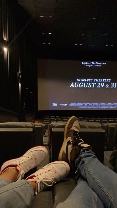 Couple Movie Night Aesthetic, Couple Photo Instagram, Tao Xu Heartstopper, Elle Heartstopper, Couples Movie Night, Couples Cinema, No Face Couple Photos, No Face Couple, Elle Argent