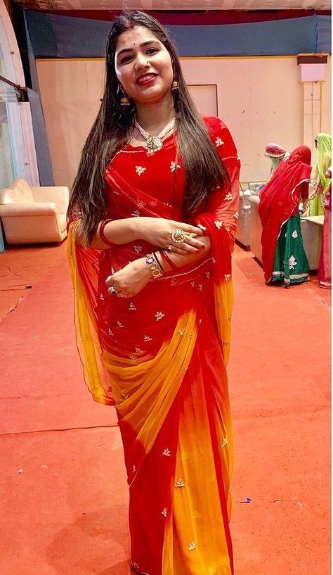 Rajput Saree, Rajputana Dress, Rajasthani Look, Simple Saree Blouse Designs, Rajputi Culture, Ombre Saree, Rajasthani Poshak, Rajasthani Bride, Rajasthani Dress