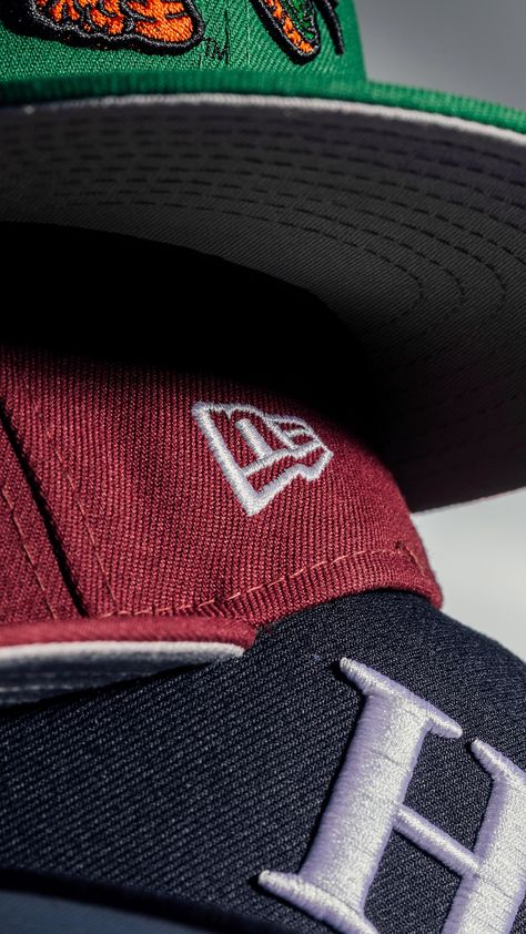 New Era Wallpapers Logo, Snapbacks Girls, Caps Photography, College Hats, Swag Hats, Flat Lay Inspiration, Trippy Iphone Wallpaper, Headwear Fashion, Hat Aesthetic