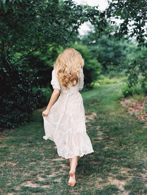 Old Dress, Runaway Bride, Model Pose, Outdoor Photoshoot, Foto Poses, Shooting Photo, Woodland Wedding, Lifestyle Design, The Grass