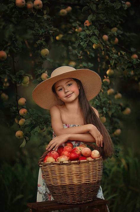 Apple Orchard Pictures, Photography Mini Sessions, Photography Career, S Photo, Outdoor Photoshoot, Photoshoot Themes, Girl Haircuts, Fall Photoshoot, Russia City