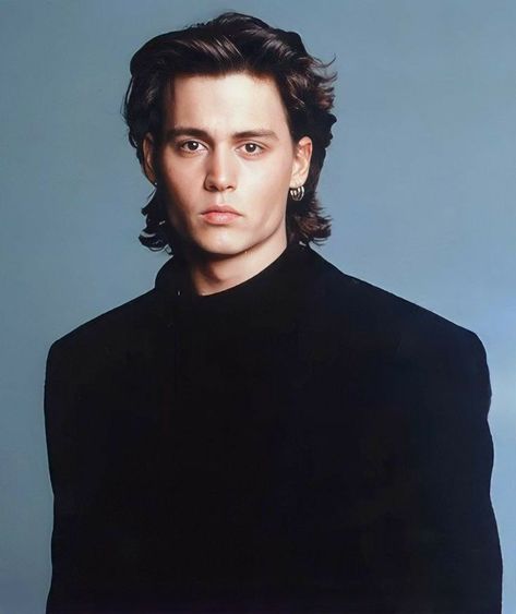 Photoshoot for the third season of 21 Jump Street Johnny Depp 1990, 80s Men Hairstyles, Johnny Depp Haircut, 80s Hairstyles Men, 1990s Hairstyles, Johnny Depp Hairstyle, Jump Street, 21 Jump Street, Young Johnny Depp