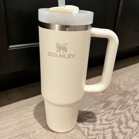 Stanley Cream 30 Oz, Tan Stanley Cup, Cream Stanley Tumbler, Cream Stanley, Stanley Cream, Preppy Stanley, Aesthetic Cups, Copo Stanley, Lovely Aesthetic