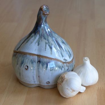 Kitchen Garlic Keeper - Folksy Garlic Keeper, Garlic Bulbs, Garlic Storage, Beginner Pottery, Love Is Blind, Cerámica Ideas, Pottery Handbuilding, Pottery Gifts, Slab Pottery